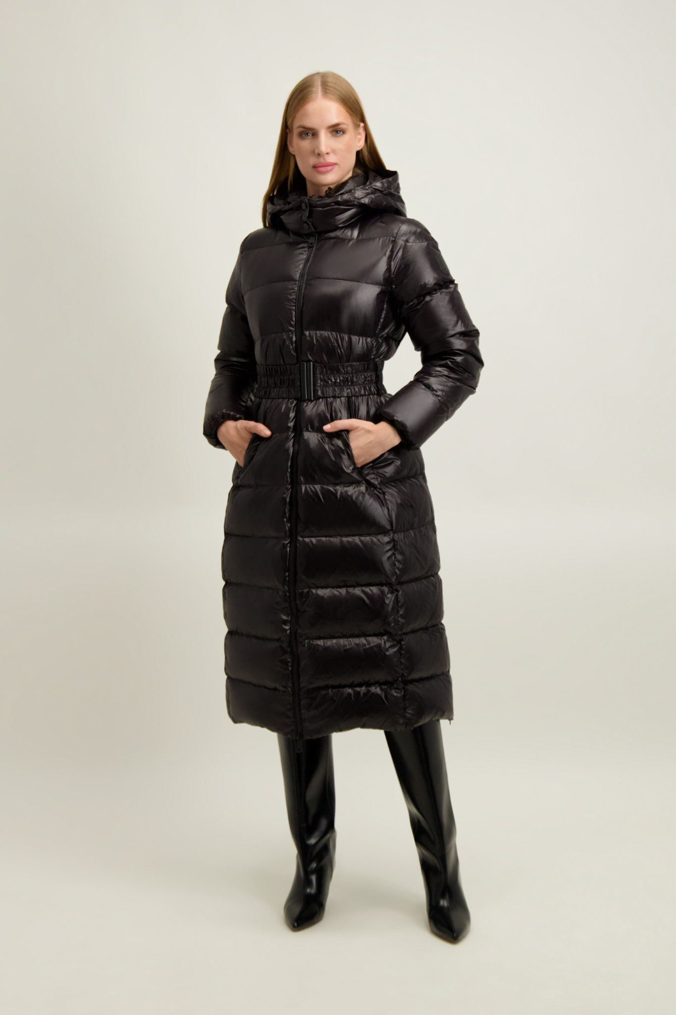 Puchowy czarny płaszcz damski 87450