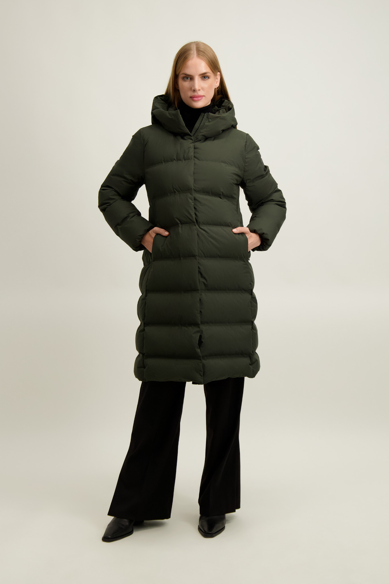 Puchowy płaszcz damski w kolorze khaki 87453