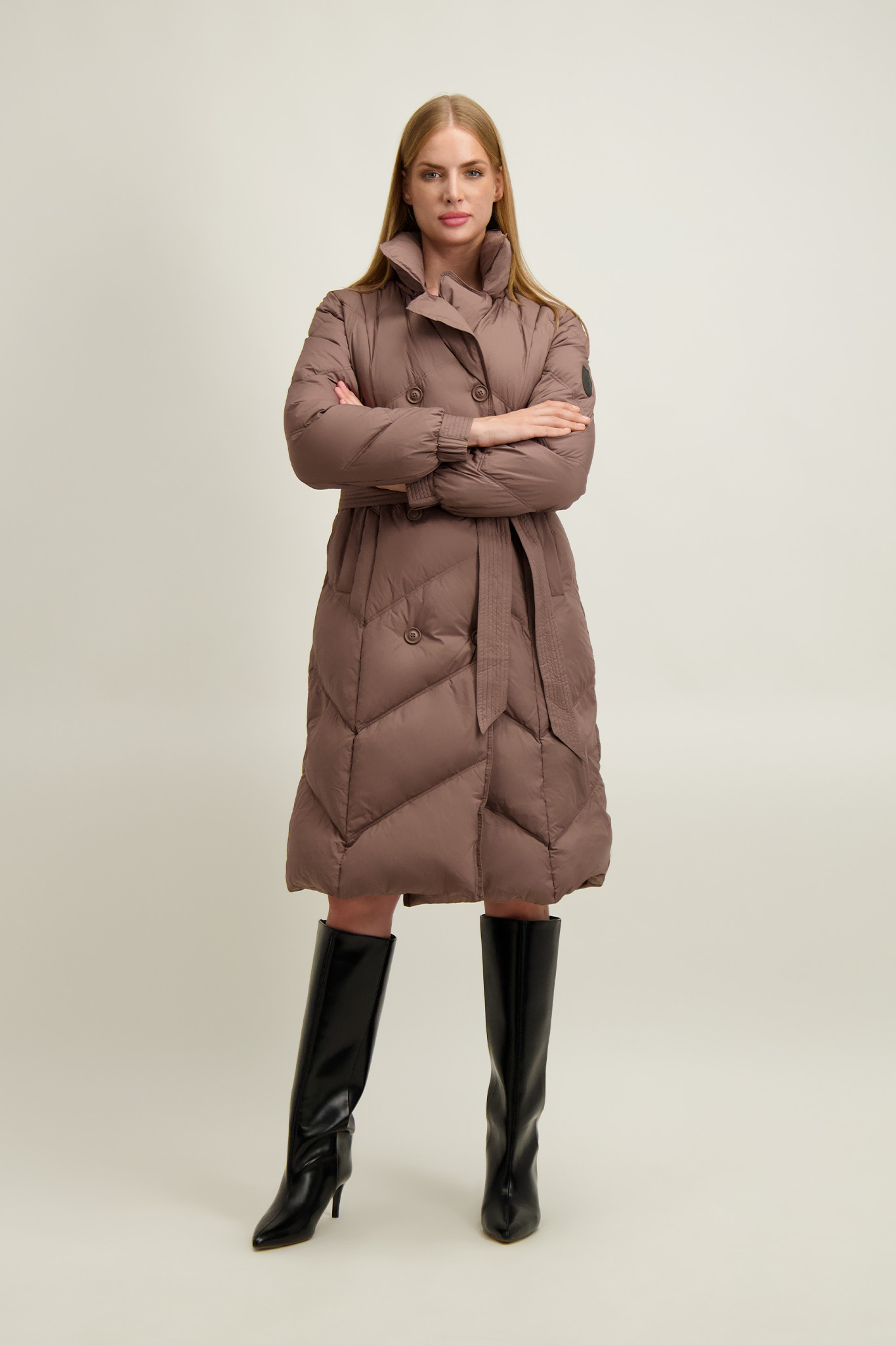 Puchowy brązowo-szary płaszcz damski 87489