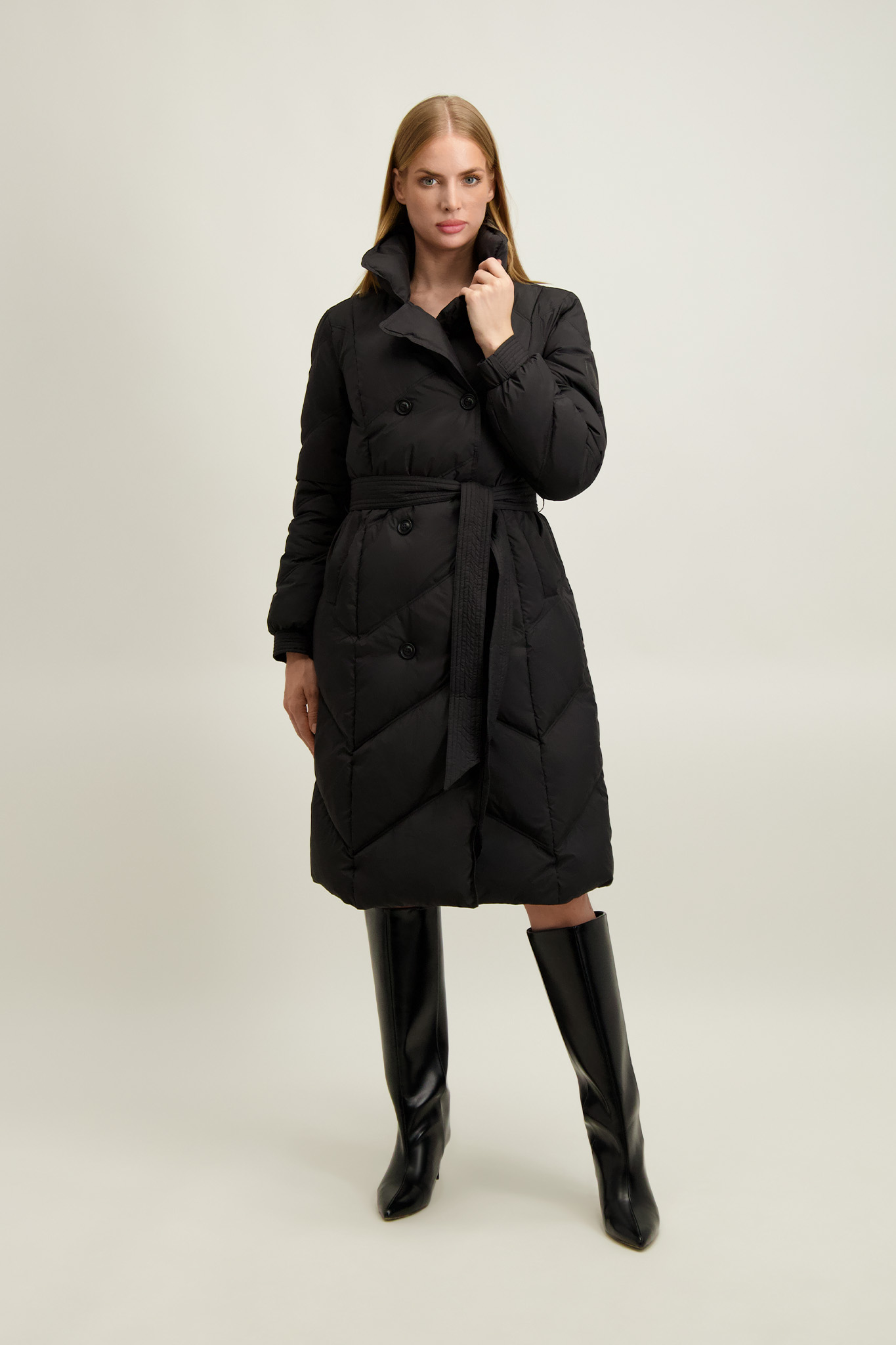 Puchowy czarny płaszcz damski 87490